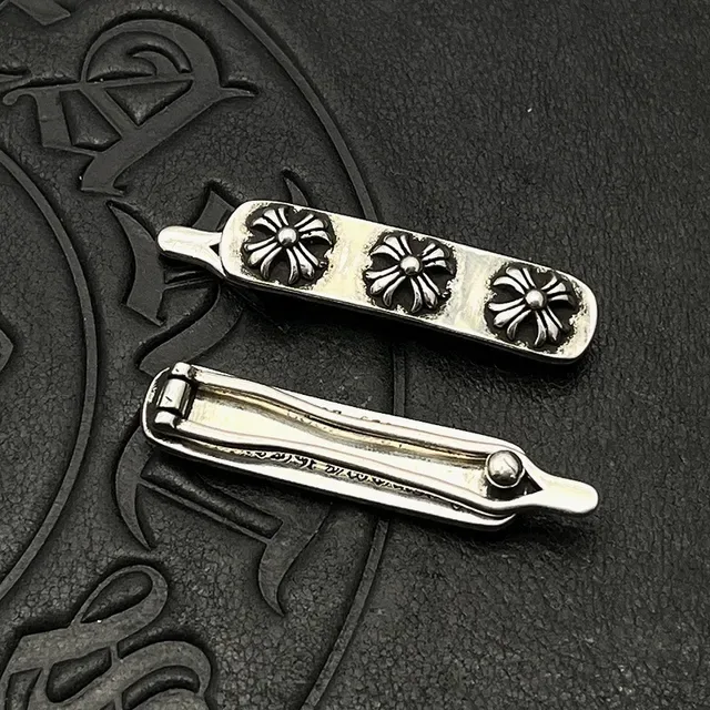 Broche Chrome Hearts Motivo Cruz Prata Preto Motivos Ornados Tipografia Gótica 9