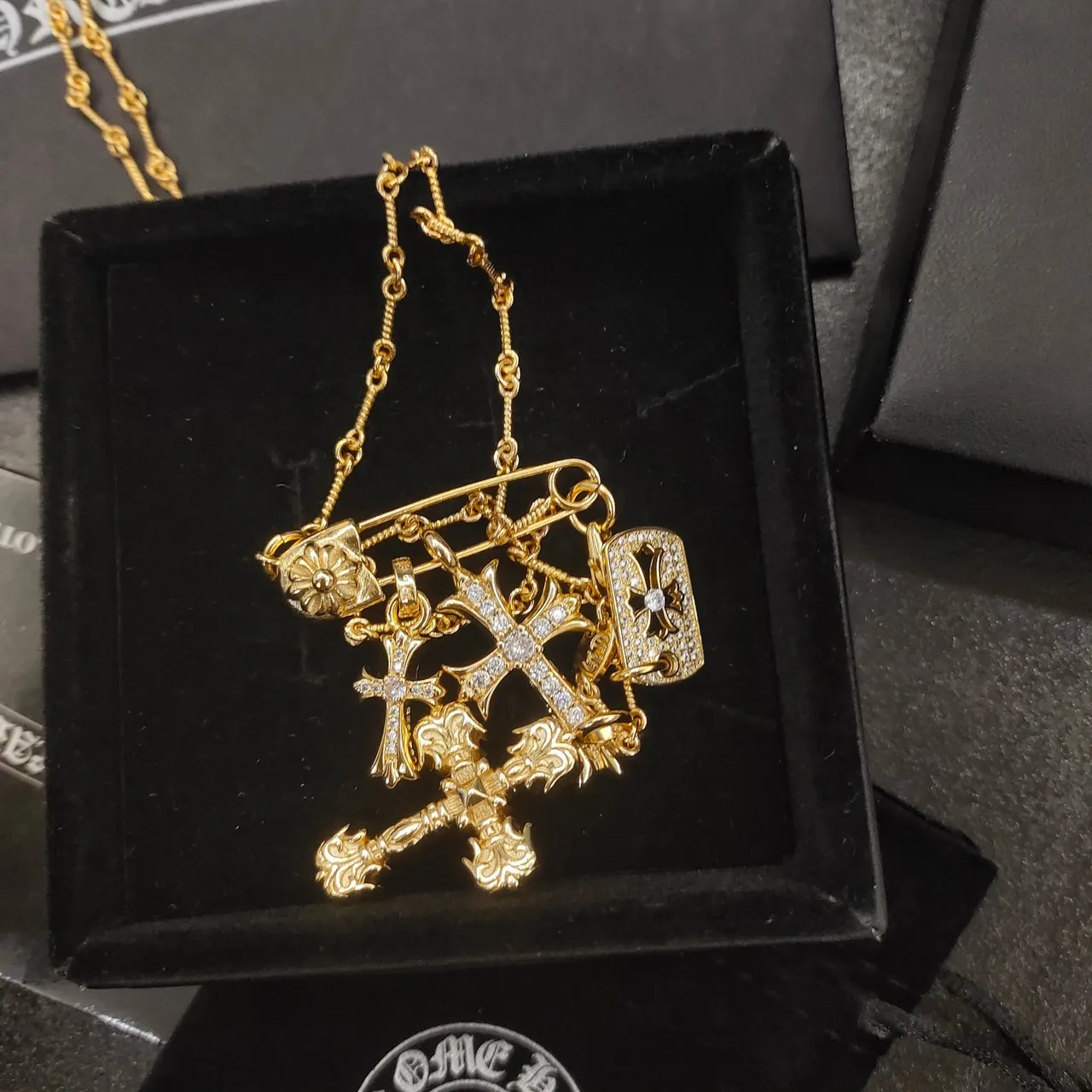 Chrome Hearts Collier multi-croix pendentif en or avec cristaux pavé-set blancs 3