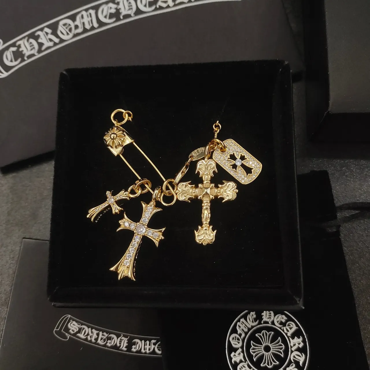 Chrome Hearts Collier multi-croix pendentif en or avec cristaux pavé-set blancs 4