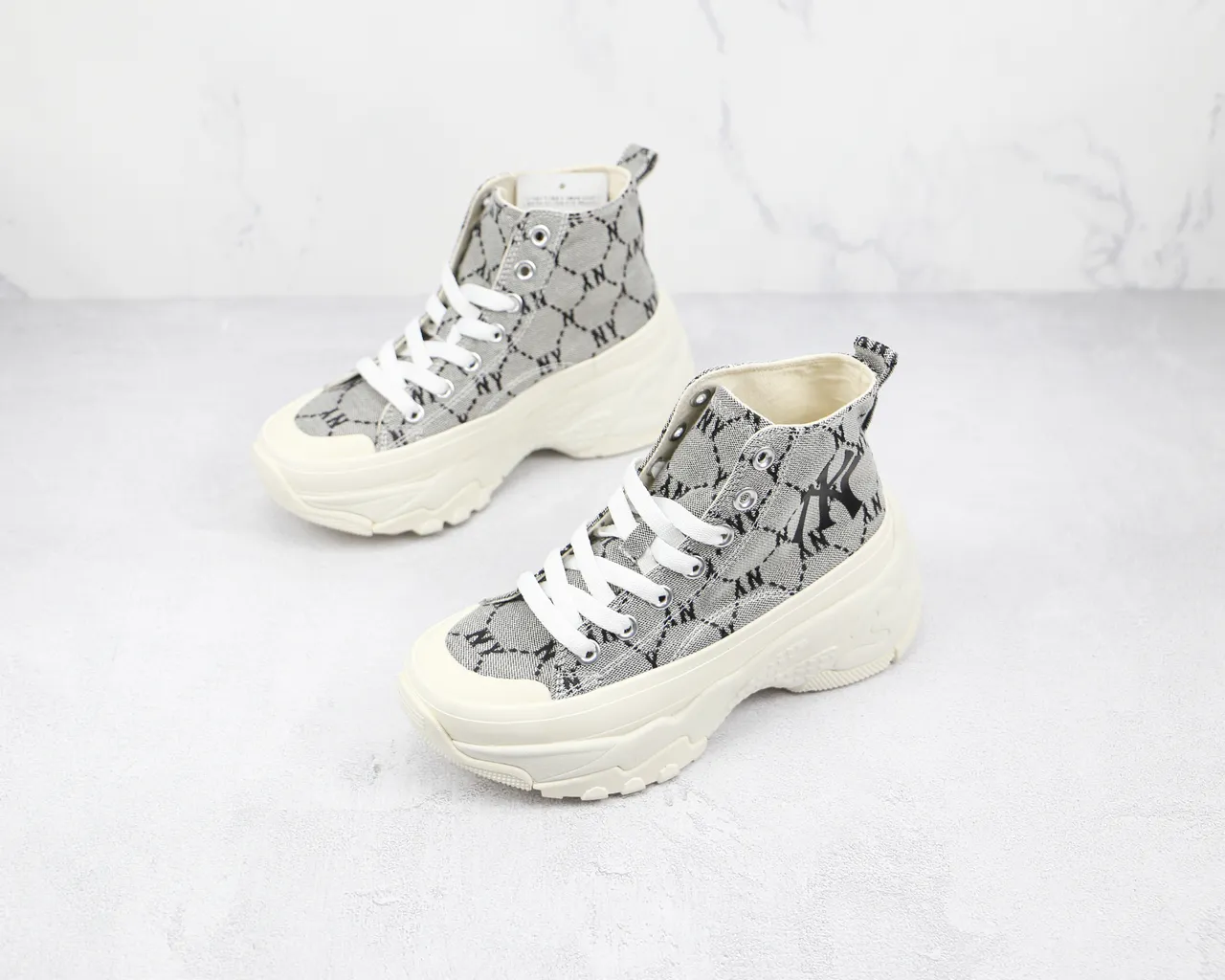 Converse Tênis Alto Monogramado de Lona Plataforma Chunky Estilo de Vida 7