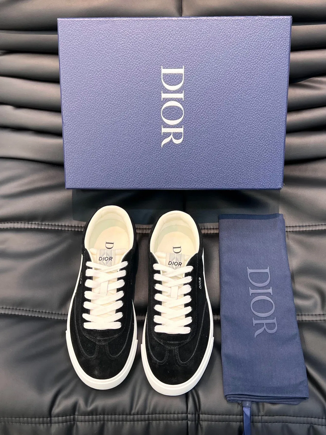 Dior B22 Chaussures lifestyle Noir et Blanc avec lacets et empiècement en daim 3