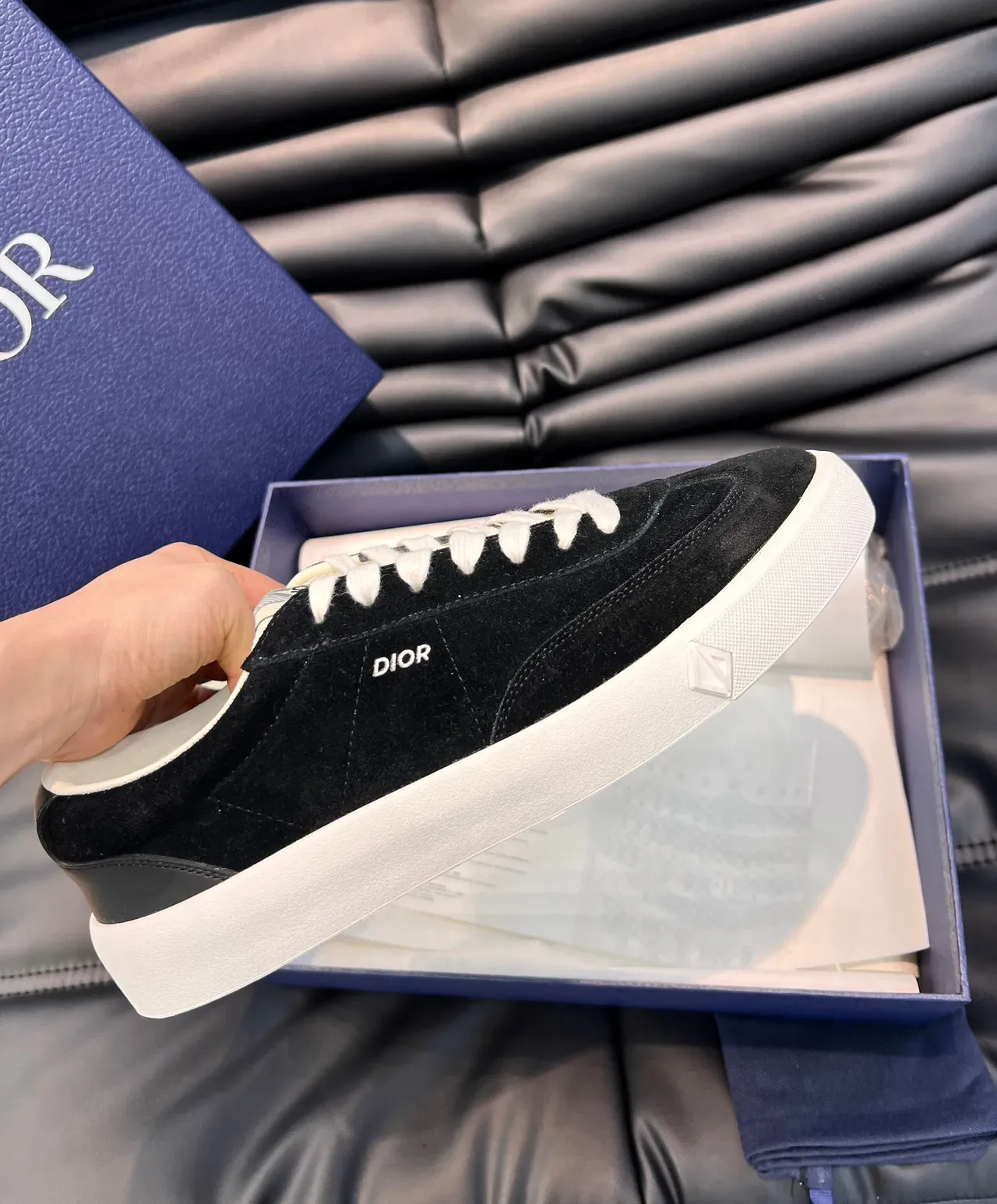 Dior B22 Chaussures lifestyle Noir et Blanc avec lacets et empiècement en daim 5