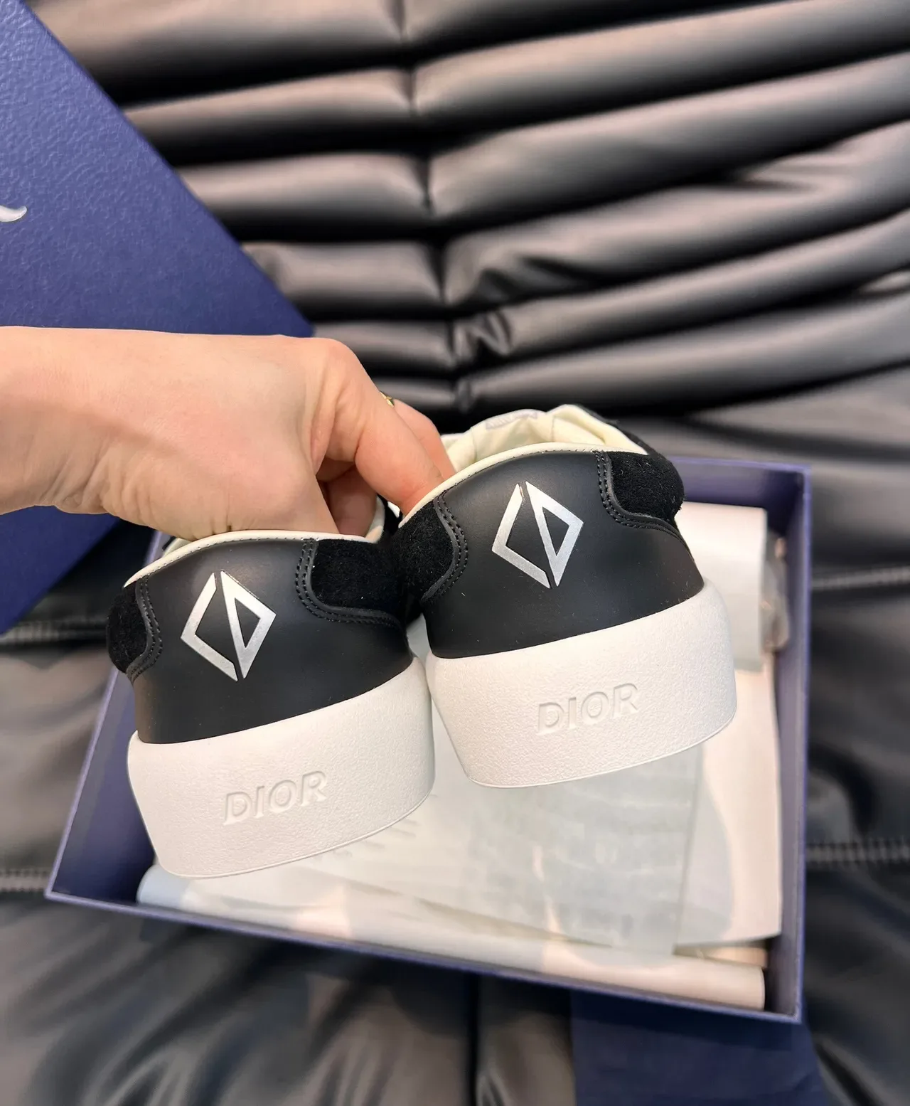 Dior B22 Chaussures lifestyle Noir et Blanc avec lacets et empiècement en daim 6