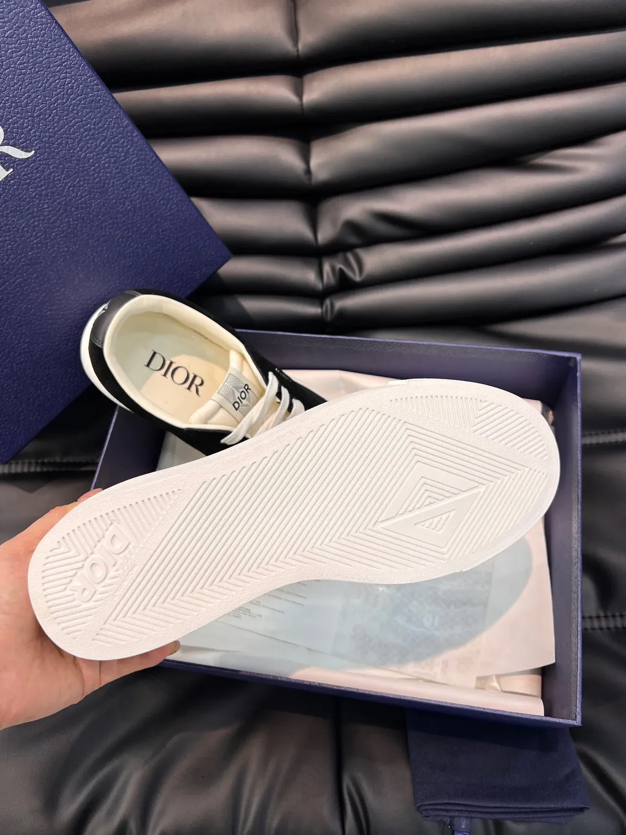 Dior B22 Chaussures lifestyle Noir et Blanc avec lacets et empiècement en daim 7