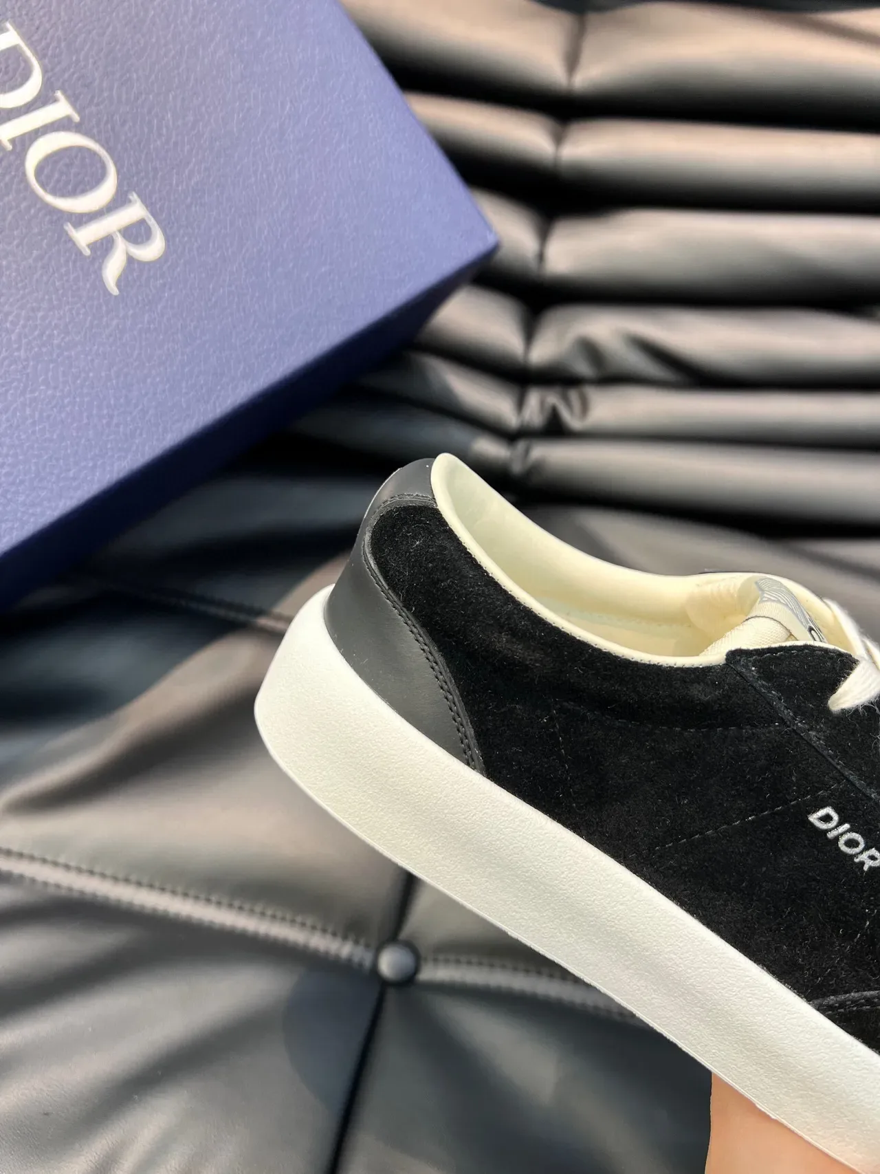 Dior B22 Chaussures lifestyle Noir et Blanc avec lacets et empiècement en daim 8