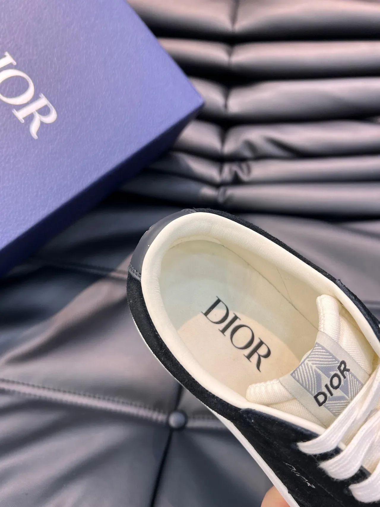 Dior B22 Chaussures lifestyle Noir et Blanc avec lacets et empiècement en daim 9