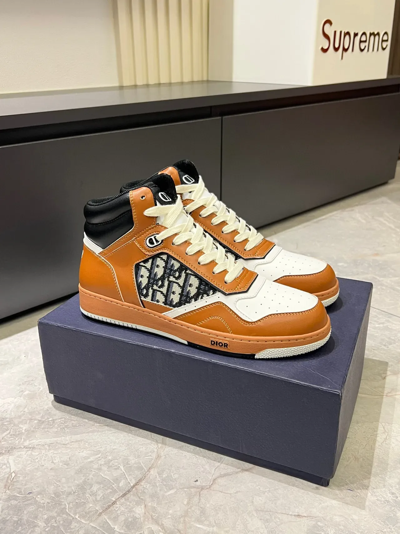 Dior B23 Sneakers lifestyle en cuir à talon haut avec monogramme oblique 3