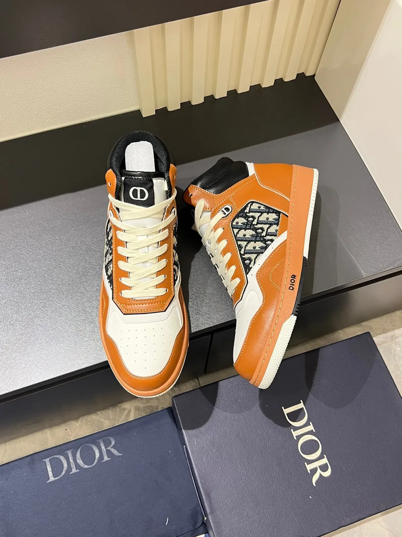 Dior B23 Sneakers lifestyle en cuir à talon haut avec monogramme oblique 5