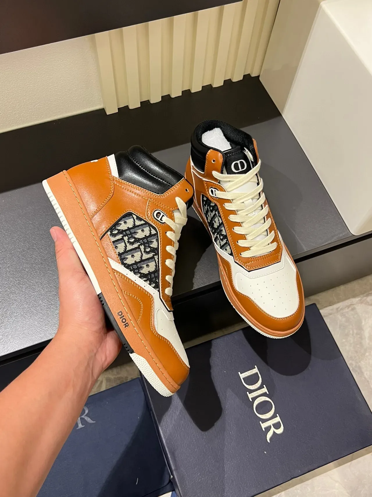 Dior B23 Sneakers lifestyle en cuir à talon haut avec monogramme oblique 8