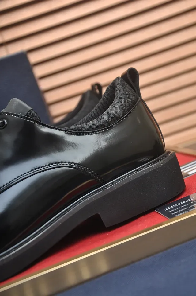 Dior Zapatos Oxford de cuero patentado negro brillante punta con tapa 2