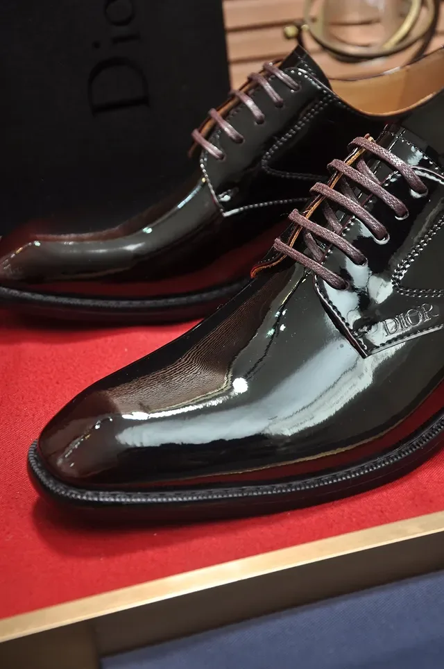 Dior Sapatos Oxford de Couro Patentado Preto com Cap Toe 2