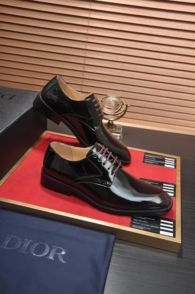Dior Sapatos Oxford de Couro Patentado Preto com Cap Toe 4