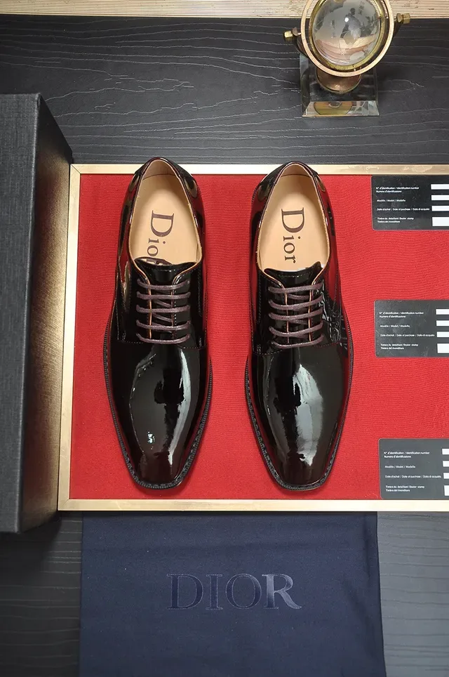 Dior Sapatos Oxford de Couro Patentado Preto com Cap Toe 5