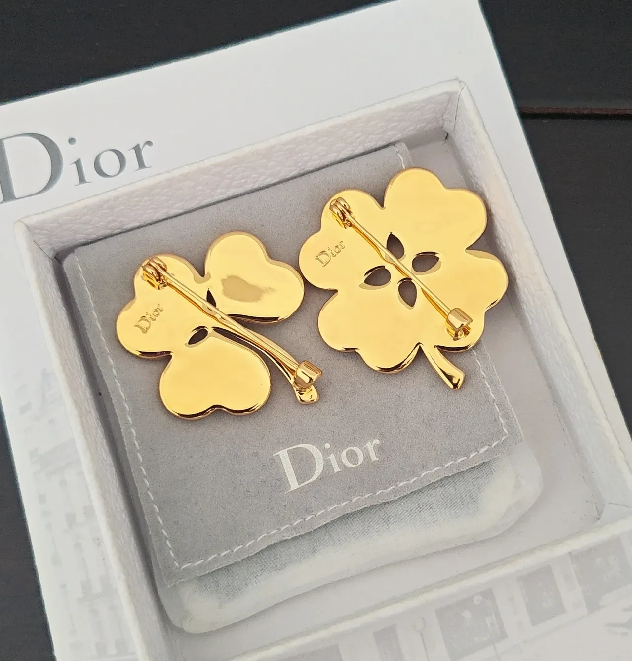 Dior Broches forme de trèfle ton doré mère de perle 2