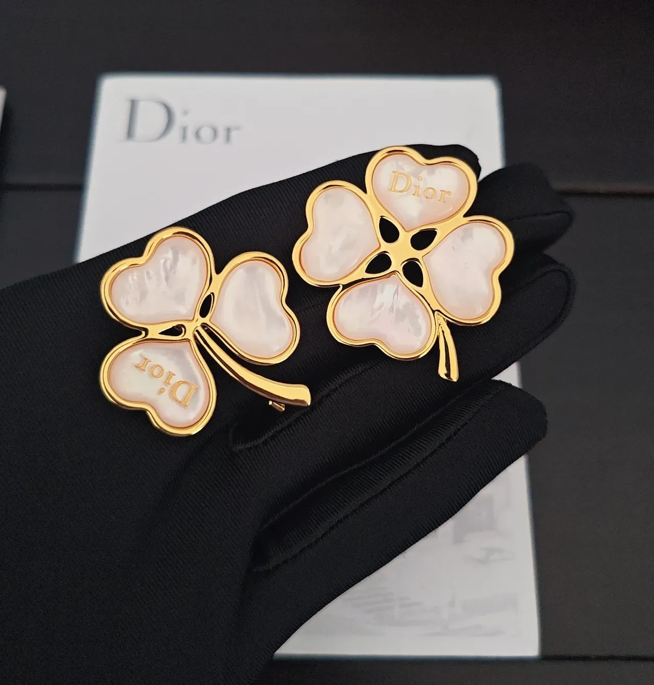 Dior Broches forme de trèfle ton doré mère de perle 4