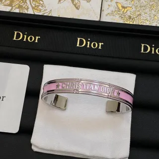 Brazalete de muñeca de esmalte rosa con estrella grabada de Dior