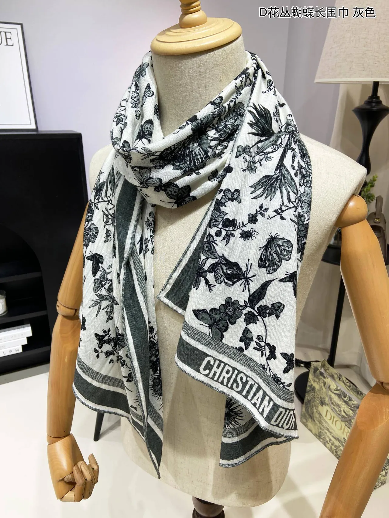Dior Écharpe Longue en Cachemire Papillon de la Forêt Fleurie 7