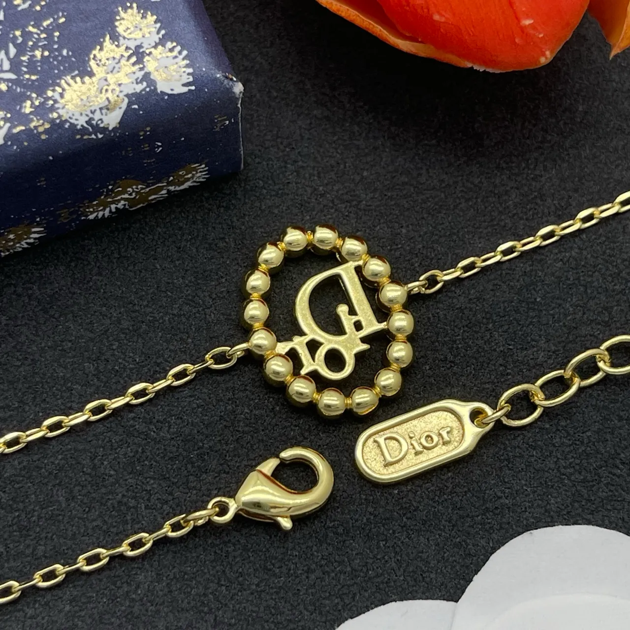 Dior bracelet à chaîne d'or transparente avec pendentif en forme de cœur incrusté de cristaux 3