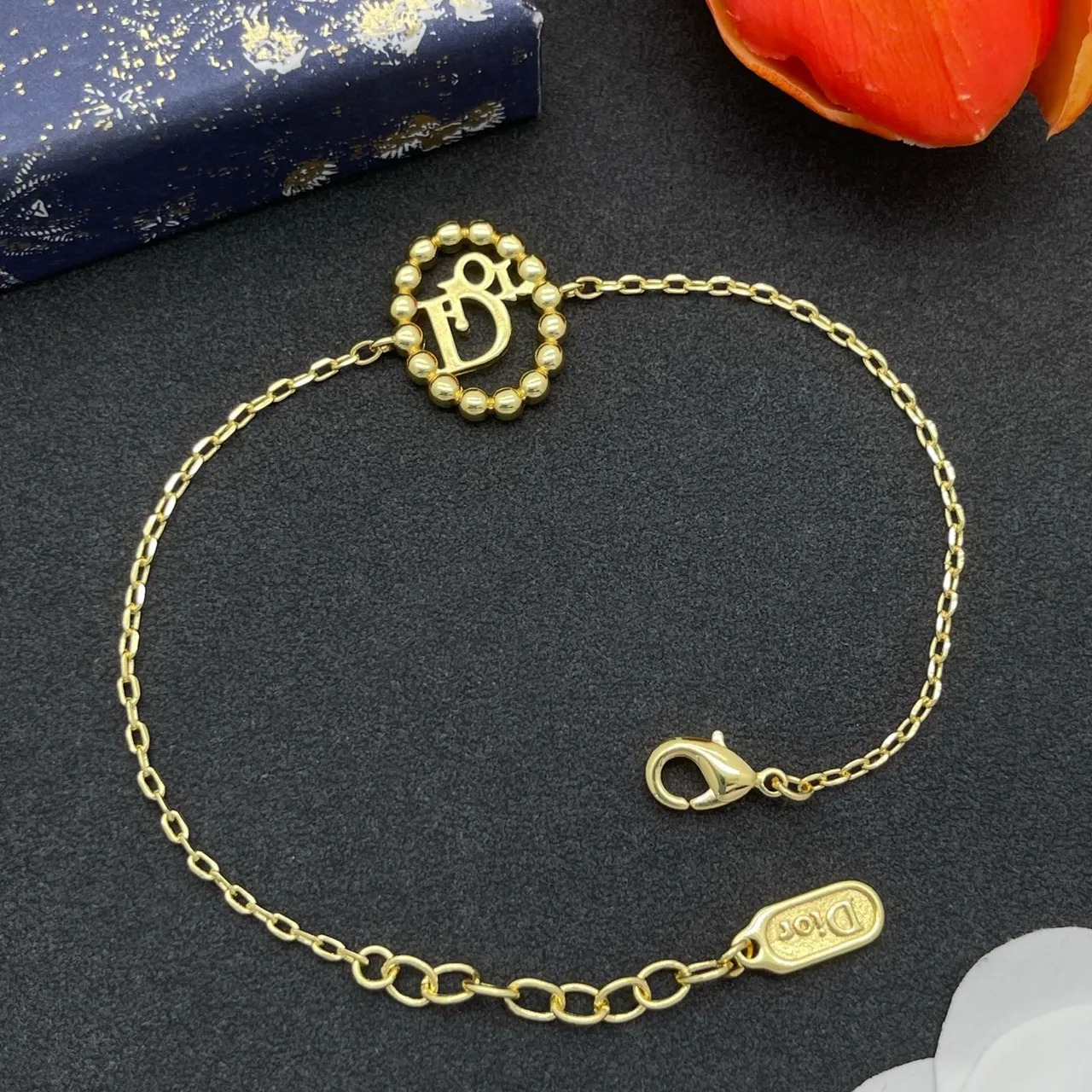 Dior bracelet à chaîne d'or transparente avec pendentif en forme de cœur incrusté de cristaux 4