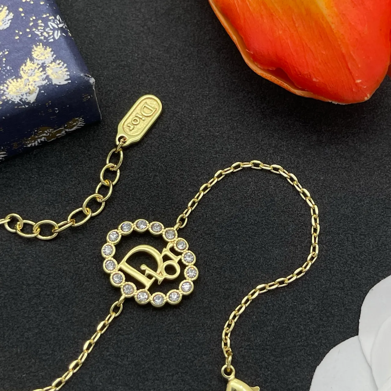 Dior bracelet à chaîne d'or transparente avec pendentif en forme de cœur incrusté de cristaux 5