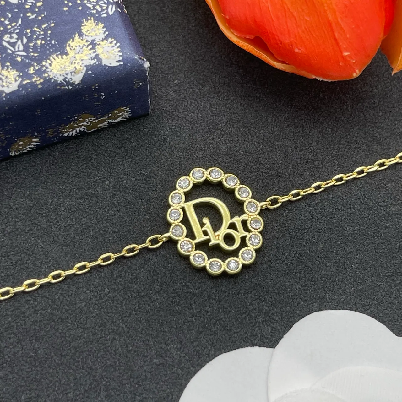 Dior bracelet à chaîne d'or transparente avec pendentif en forme de cœur incrusté de cristaux 7