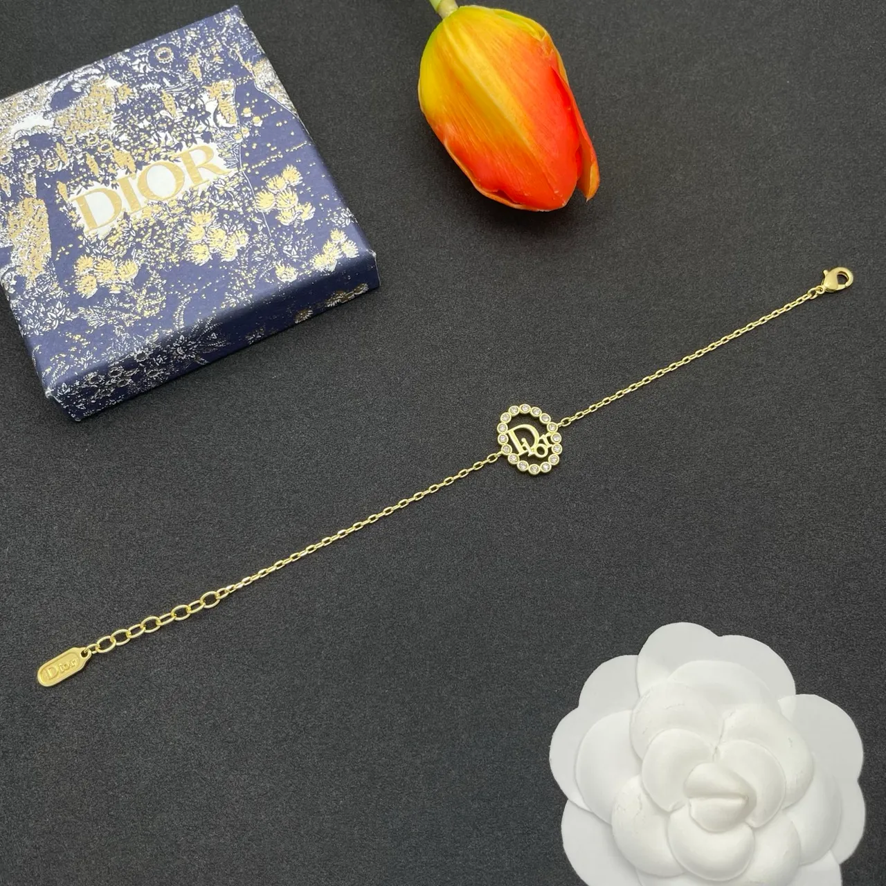 Dior bracelet à chaîne d'or transparente avec pendentif en forme de cœur incrusté de cristaux 8