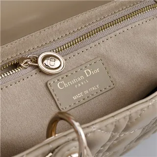 Dior Lady Dior Sac tote beige cannage matelassé à anses supérieures 11