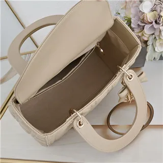 Dior Lady Dior Sac tote beige cannage matelassé à anses supérieures 12