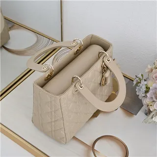 Dior Lady Dior Sac tote beige cannage matelassé à anses supérieures 13