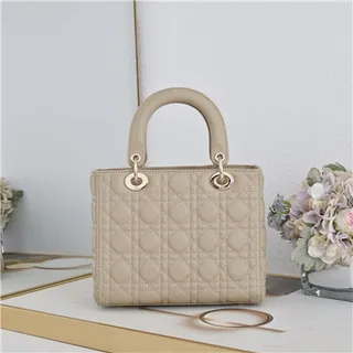 Dior Lady Dior Sac tote beige cannage matelassé à anses supérieures 16