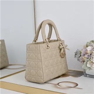 Dior Lady Dior Sac tote beige cannage matelassé à anses supérieures 17