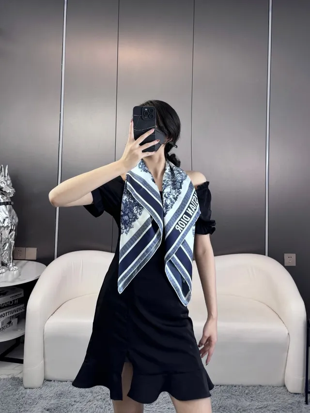 Dior أزرق بحري وكريمي طباعة الفيل وشاح حريري 2