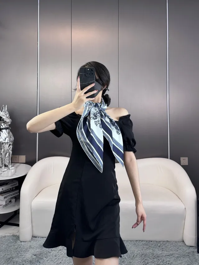 Dior أزرق بحري وكريمي طباعة الفيل وشاح حريري 3