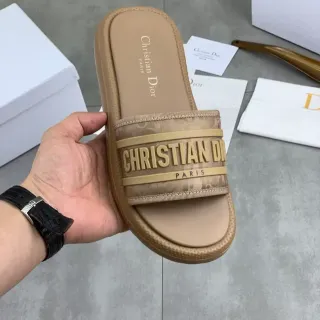 Dior Slide भूरा एम्बॉस्ड लॉगो स्ट्रैप स्लिपर