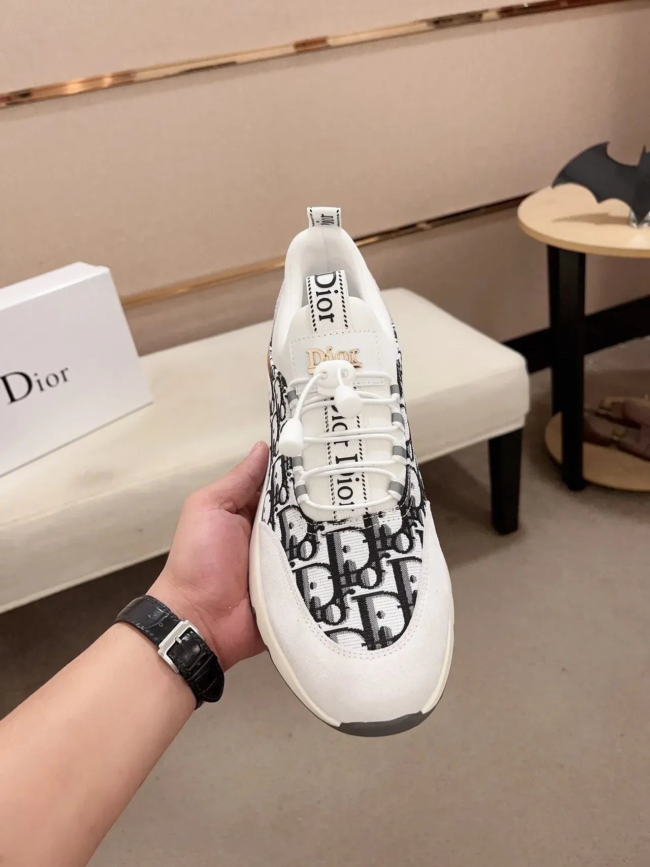 Dior Tênis Brancos e Negros Sem Cadarço Estilo Slip-On Monograma Oblíquo Painel Jacquard Lifestyle 2