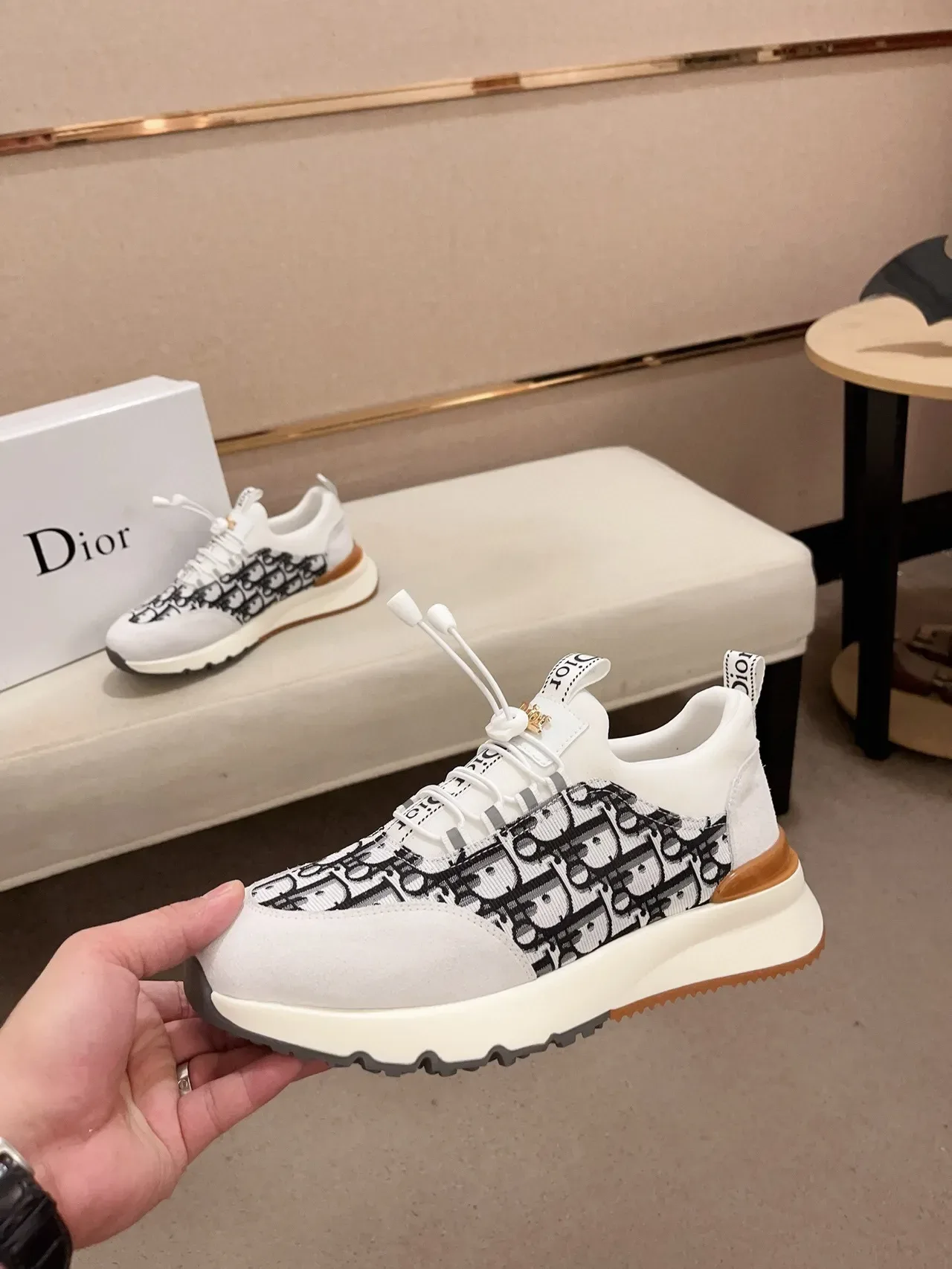 Dior Tênis Brancos e Negros Sem Cadarço Estilo Slip-On Monograma Oblíquo Painel Jacquard Lifestyle 3