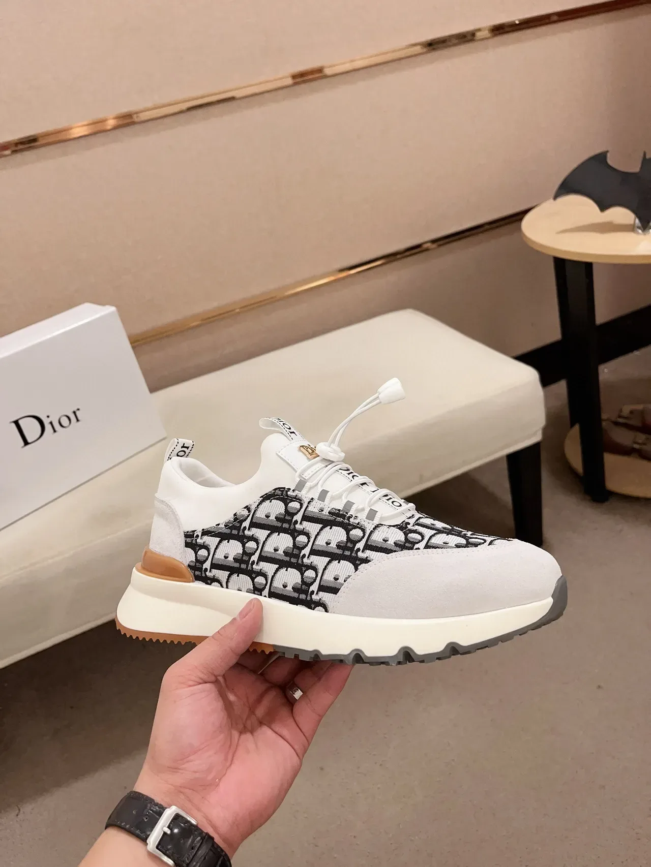 Dior Tênis Brancos e Negros Sem Cadarço Estilo Slip-On Monograma Oblíquo Painel Jacquard Lifestyle 4