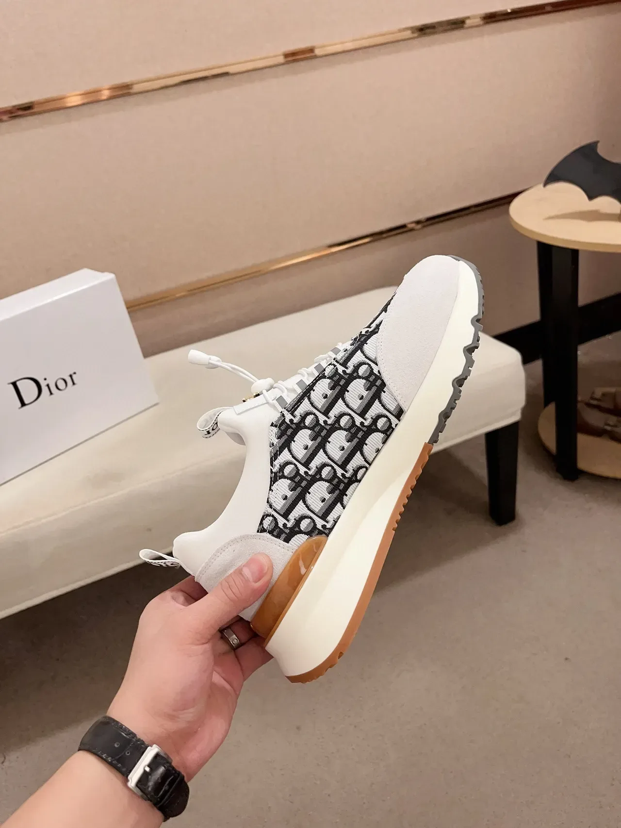 Dior Tênis Brancos e Negros Sem Cadarço Estilo Slip-On Monograma Oblíquo Painel Jacquard Lifestyle 5