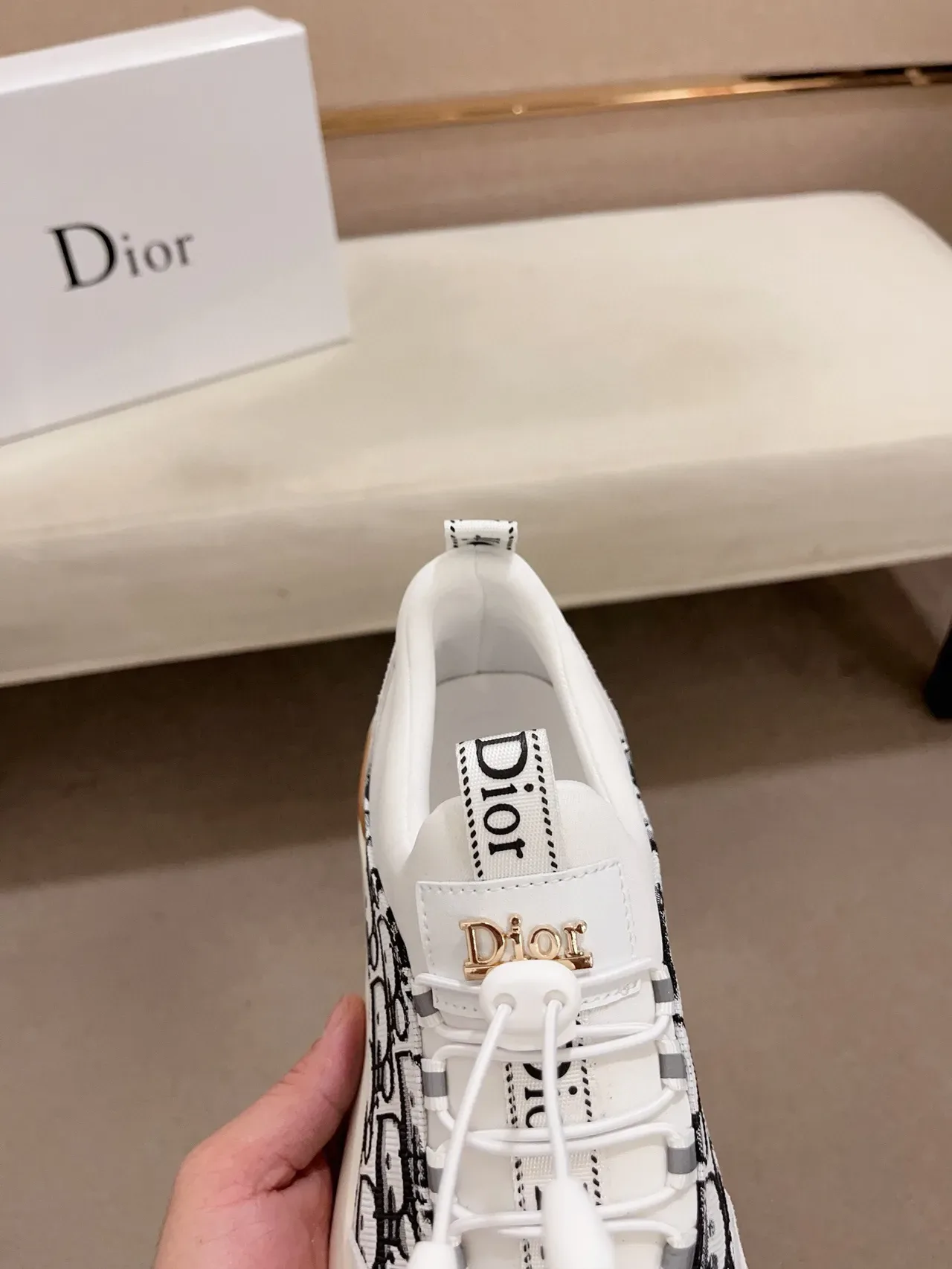 Dior Tênis Brancos e Negros Sem Cadarço Estilo Slip-On Monograma Oblíquo Painel Jacquard Lifestyle 6