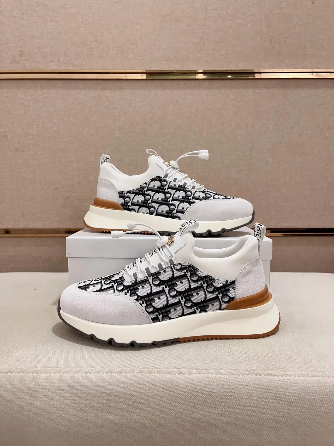 Dior Tênis Brancos e Negros Sem Cadarço Estilo Slip-On Monograma Oblíquo Painel Jacquard Lifestyle 7