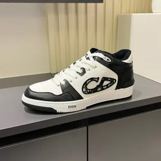 Dior Sneakers Lifestyle Hybrides Blancs et Noirs Low-Top en Cuir Perforé