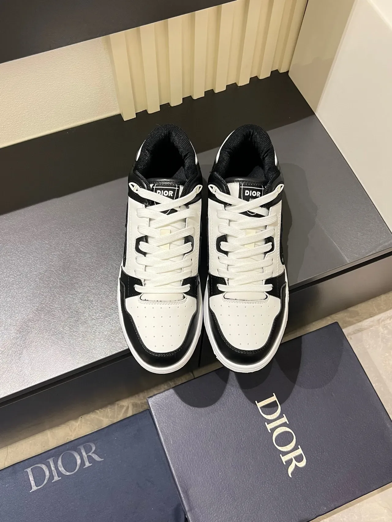Dior Sneakers Lifestyle Hybrides Blancs et Noirs Low-Top en Cuir Perforé 2