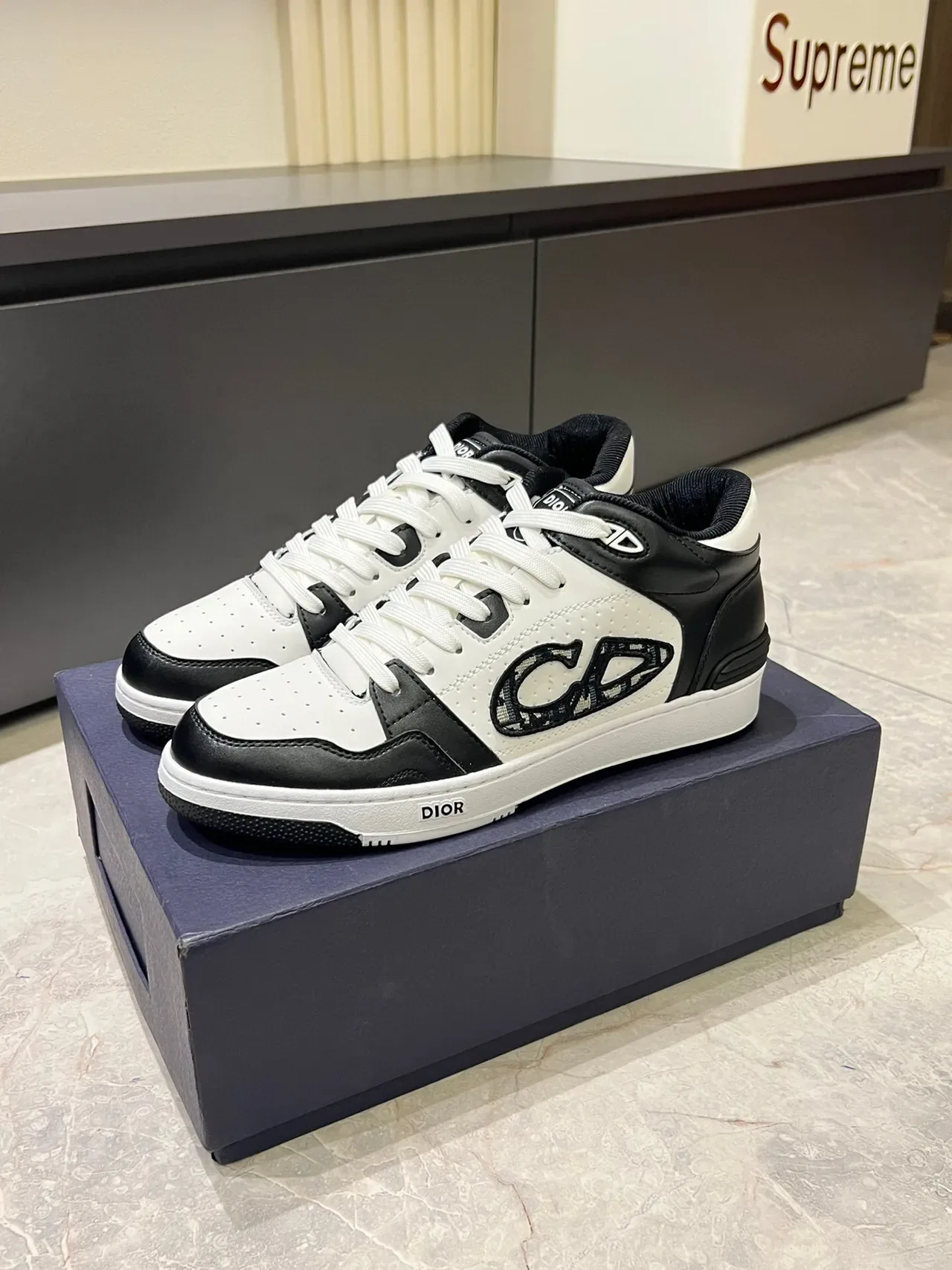 Dior Sneakers Lifestyle Hybrides Blancs et Noirs Low-Top en Cuir Perforé 3