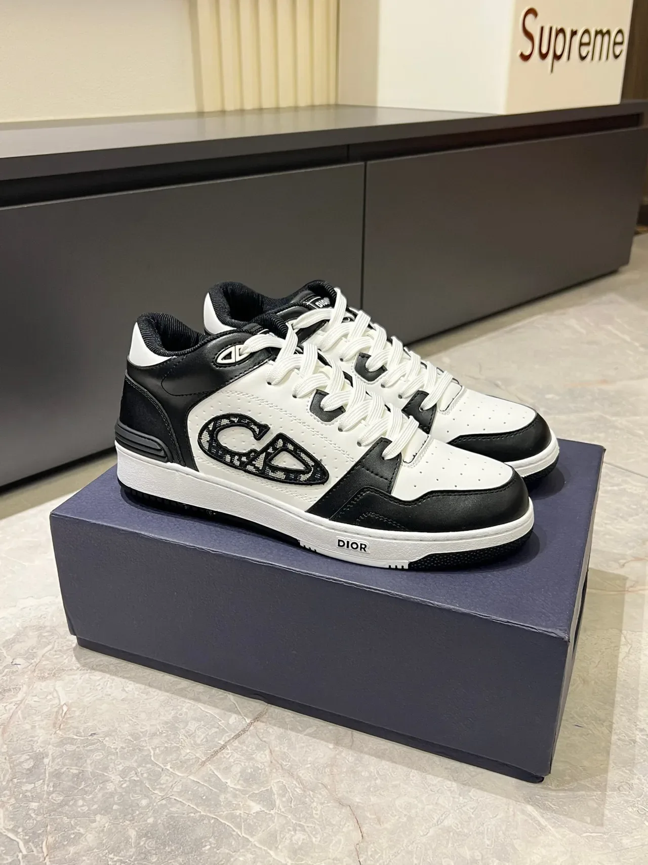 Dior Sneakers Lifestyle Hybrides Blancs et Noirs Low-Top en Cuir Perforé 4