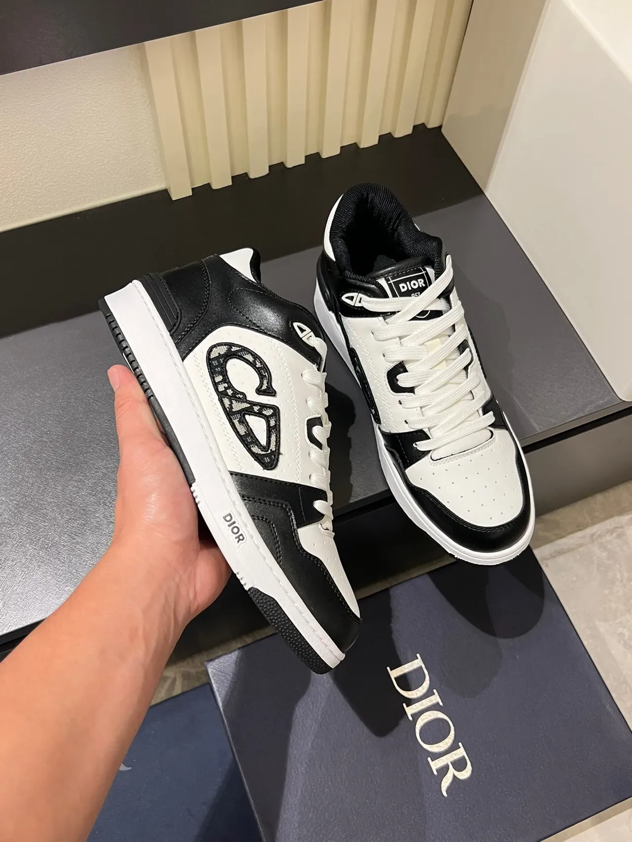 Dior Sneakers Lifestyle Hybrides Blancs et Noirs Low-Top en Cuir Perforé 5