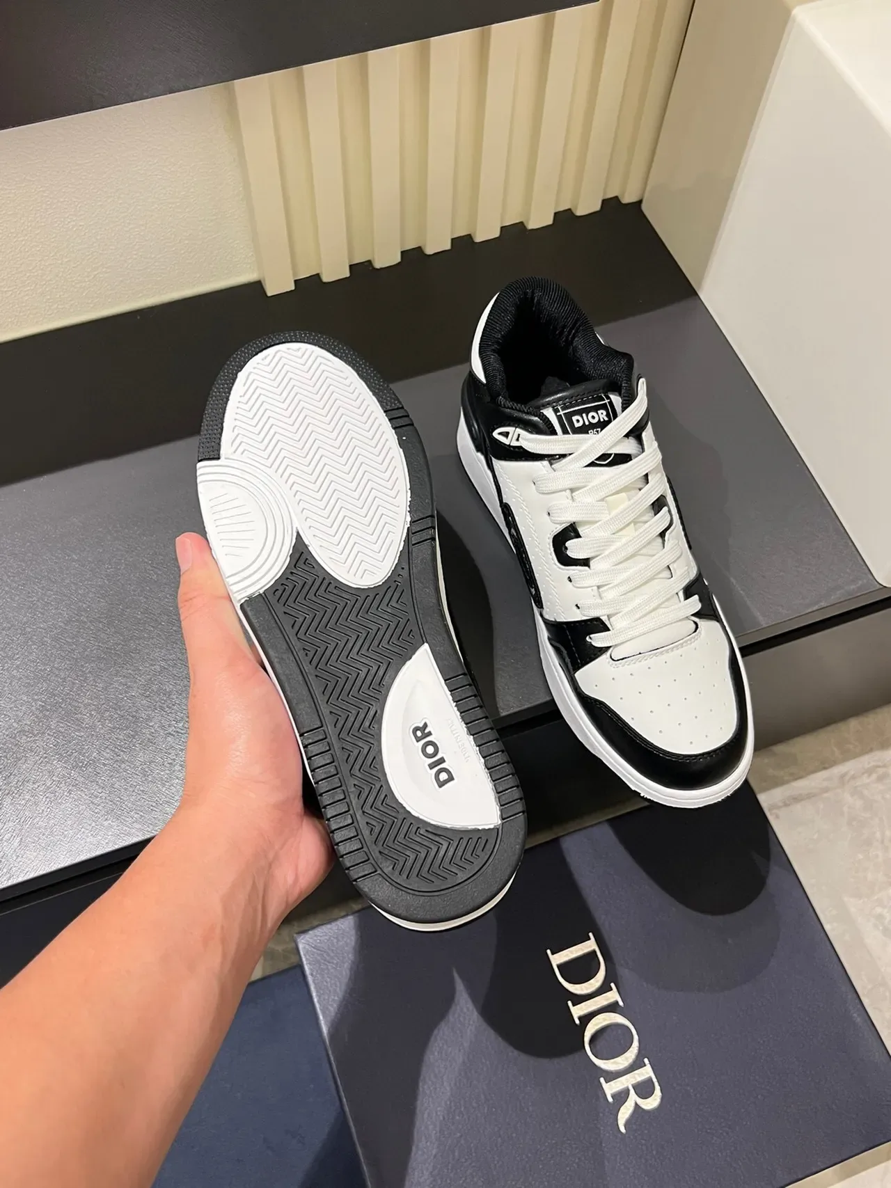 Dior Sneakers Lifestyle Hybrides Blancs et Noirs Low-Top en Cuir Perforé 6