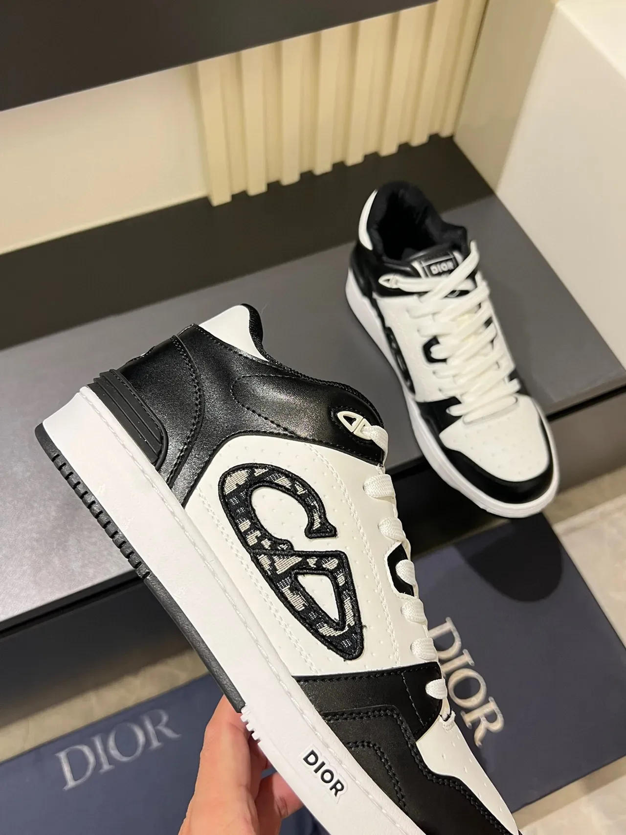 Dior Sneakers Lifestyle Hybrides Blancs et Noirs Low-Top en Cuir Perforé 7