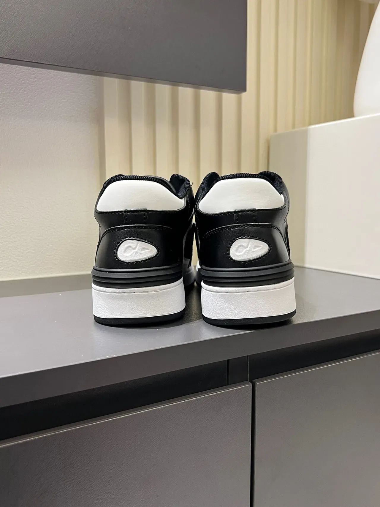 Dior Sneakers Lifestyle Hybrides Blancs et Noirs Low-Top en Cuir Perforé 8