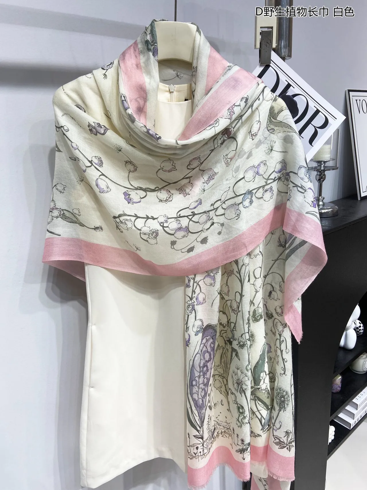 Dior Plantas Silvestres Impressão Botânica Borda Rosa Lenço de Seda 2