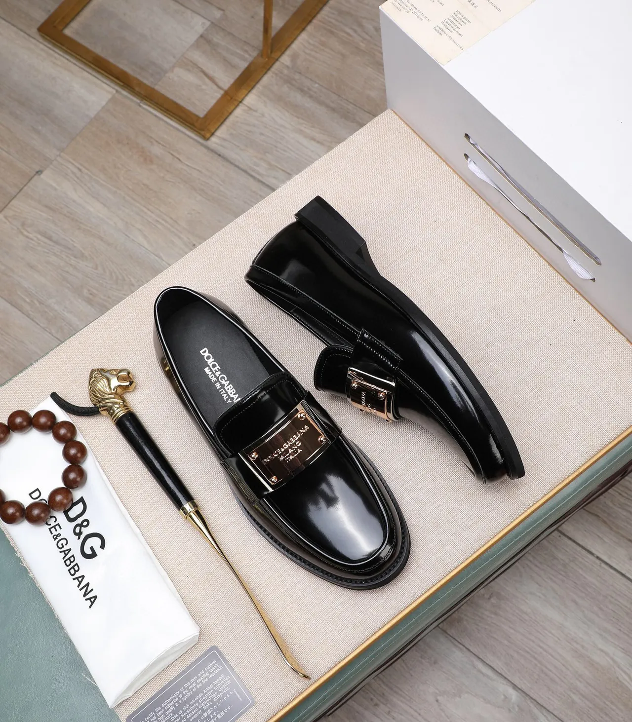Dolce & Gabbana Mocassins Noir Doré Brillant en Cuir Verni avec Détail Plaque 2